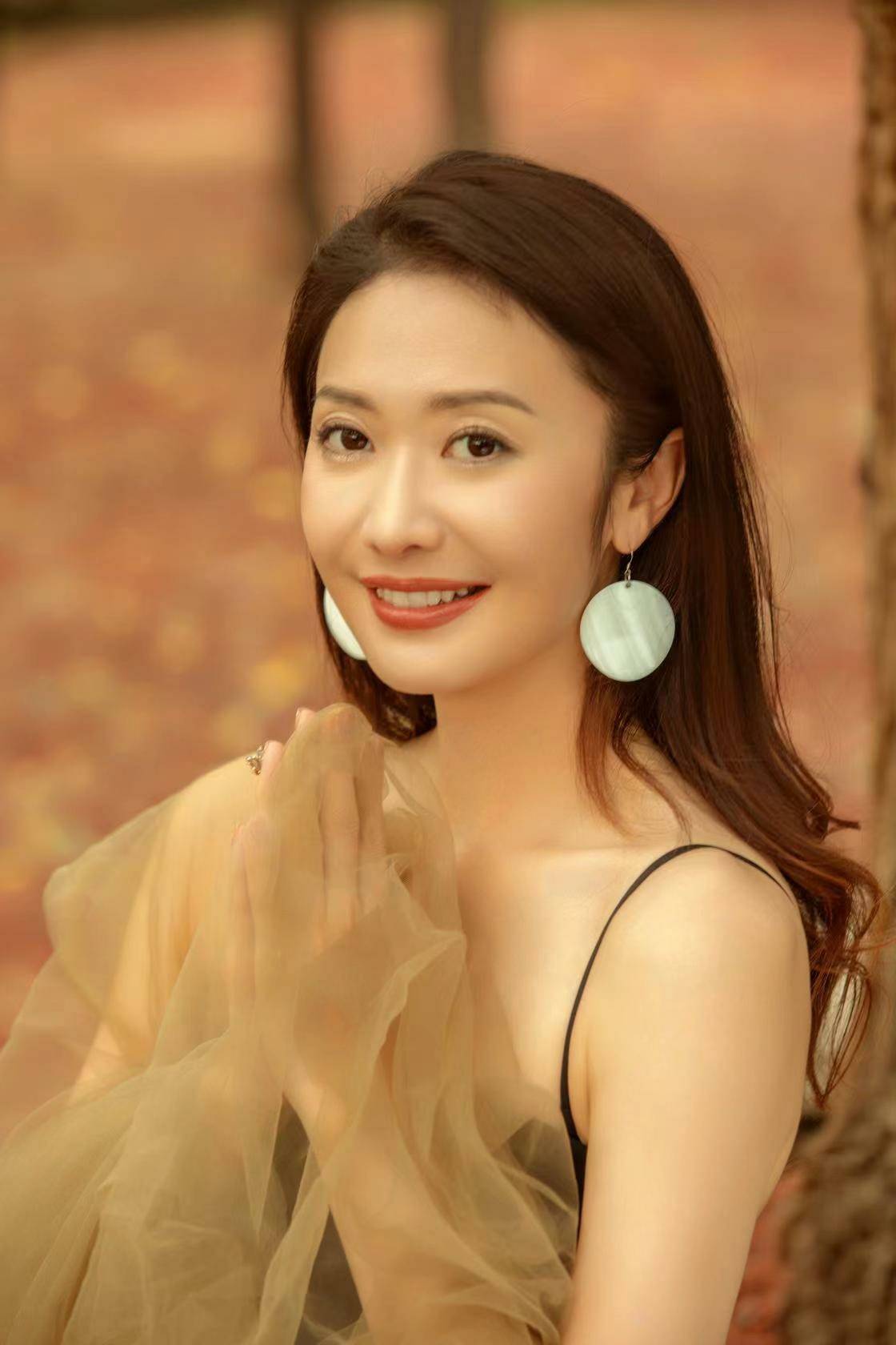 包含实力派球员脱颖而出！塔吉克斯坦女足队员崭露头角的词条