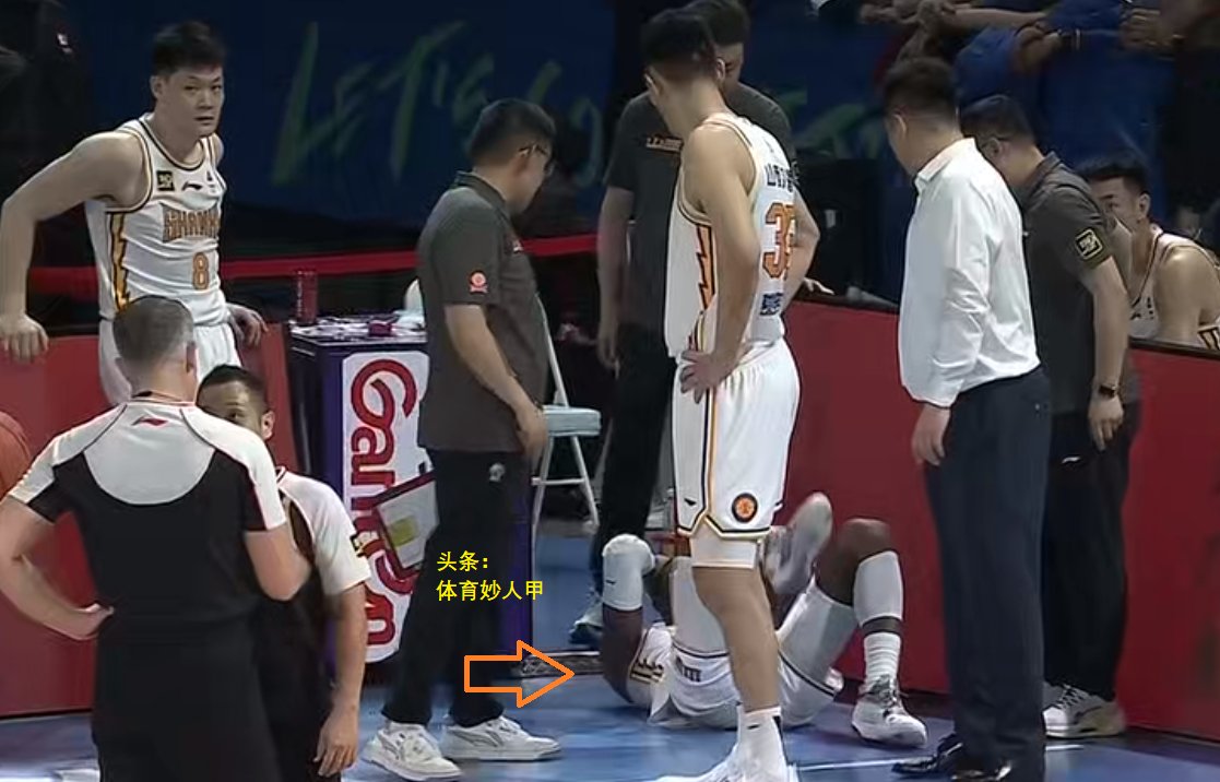 开云体育下载-CBA比赛中球员受伤事件引发关注